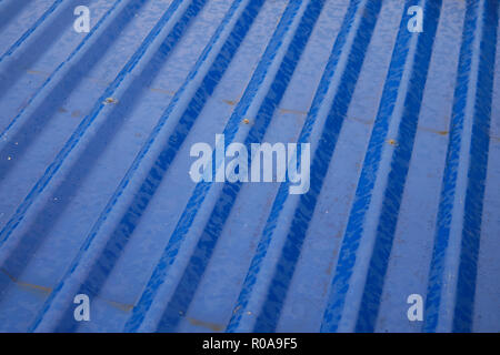 Regen auf dem blauen Dach Stockfoto