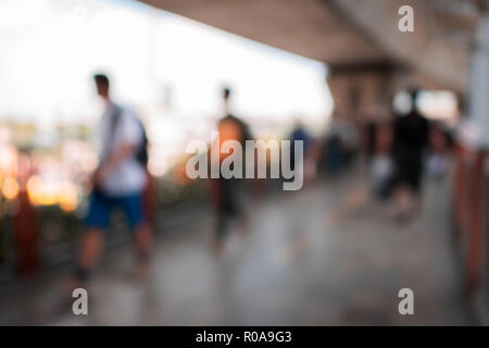 Verschwommene Menschen zu Fuß auf der Straße Stockfoto