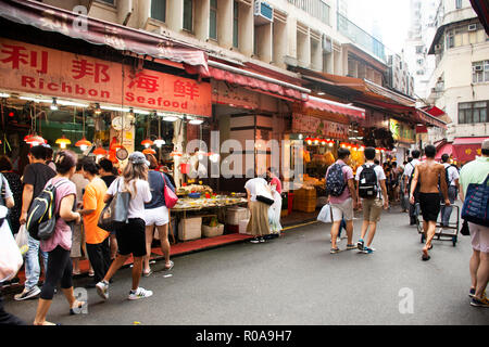 Das chinesische Volk zu Fuß besuchen und Material für das Kochen im lokalen Markt an Bowrington Straße gekochtes Essen Zentrum in Causeway Bay am 3. September kaufen, 2018 in H Stockfoto