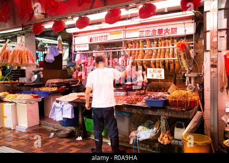 Das chinesische Volk zu Fuß besuchen und Material für das Kochen im lokalen Markt an Bowrington Straße gekochtes Essen Zentrum in Causeway Bay am 3. September kaufen, 2018 in H Stockfoto