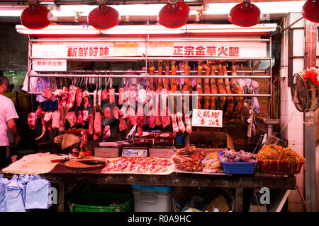 Das chinesische Volk zu Fuß besuchen und Material für das Kochen im lokalen Markt an Bowrington Straße gekochtes Essen Zentrum in Causeway Bay am 3. September kaufen, 2018 in H Stockfoto