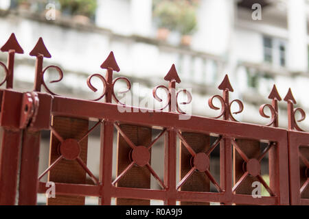 Scharfe Stahl Bars auf Haus Tor Stockfoto