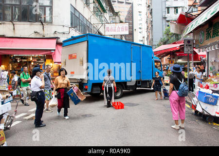 Das chinesische Volk zu Fuß besuchen und Material für das Kochen im lokalen Markt an Bowrington Straße gekochtes Essen Zentrum in Causeway Bay am 4. September kaufen, 2018 in H Stockfoto