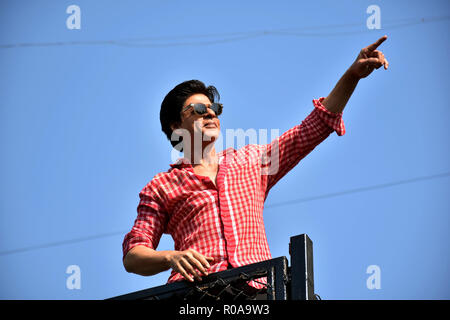 Indischen Schauspieler Shahrukh Khan Wellen zu seinen Fans am 53. Geburtstag an Mannat, Bandrra in Mumbai. Stockfoto