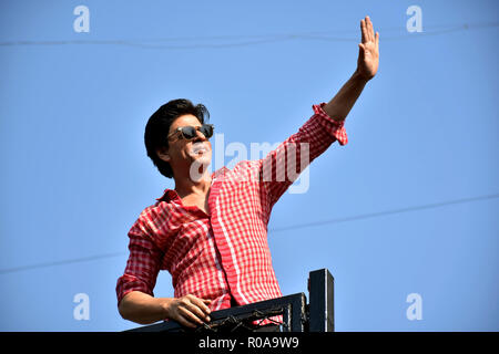 Indischen Schauspieler Shahrukh Khan Wellen zu seinen Fans am 53. Geburtstag an Mannat, Bandrra in Mumbai. Stockfoto