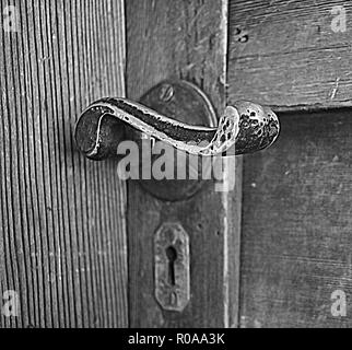 Alten Hebel Türgriff auf Western Red Cedar Tür Stockfoto