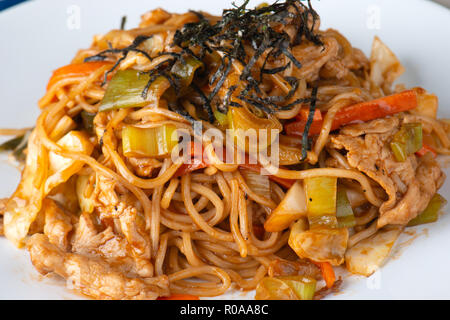 Oder Yakisoba Nudeln kochen mit Soße im japanischen Stil. Stockfoto