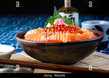 Lachs Sashimi und Lachs Rogen mit Reis oder donburi im japanischen Stil. Stockfoto