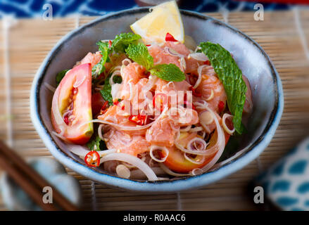 Pikanter Salat salmond im thailändischen Stil dienen. Stockfoto