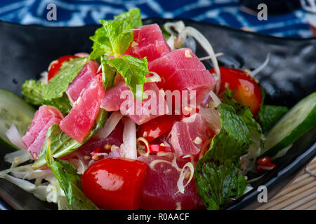 Pikanter Salat Thunfisch im thailändischen Stil dienen. Stockfoto