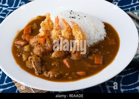 Japanisches Curry mit gebratenen Garnelen nachfüllen. Stockfoto