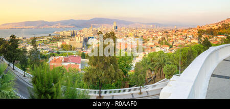 Izmir Türkei, Ansicht von Varyant Bezirk in der Dämmerung Stockfoto