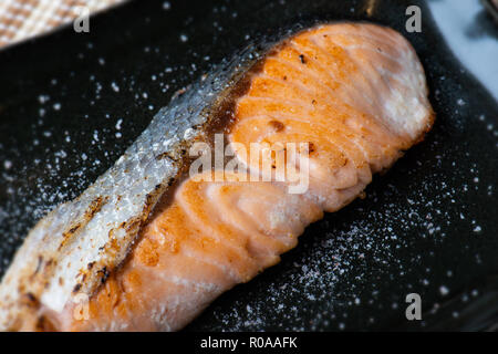 Gegrillter Lachs mit Salz im japanischen Stil Essen kochen. Stockfoto