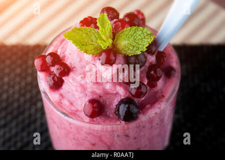 Mixed Berry Smoothie mit Joghurt erfrischenden kalten Getränk. Stockfoto