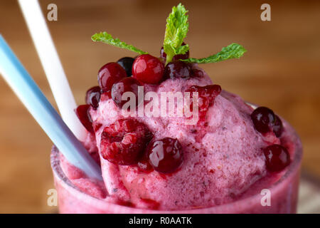Mixed Berry Smoothie mit Joghurt erfrischenden kalten Getränk. Stockfoto