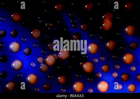 Seifenblasen mit Rauch auf dunkelblauem Hintergrund Stockfoto