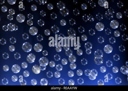 Seifenblasen mit Rauch auf dunkelblauem Hintergrund Stockfoto