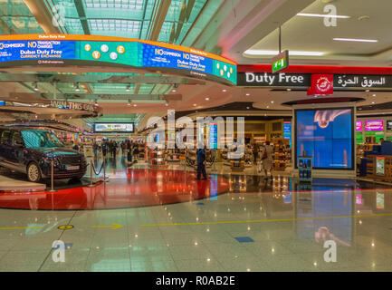 DUBAI, VEREINIGTE ARABISCHE EMIRATE - Oktober 11,2018: Der Flughafen Das ist der Duty-free-Bereich von Terminal 3 auf Sie. Dort können Sie kaufen alkoholische Getränke, Parfüm und Stockfoto