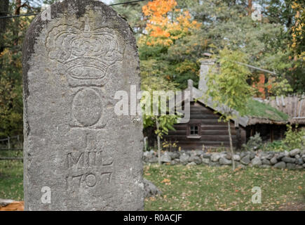 Meilenstein von Vastergotland, zeigt das Monogramm von König Karl XII., datiert 1707. Skansen Open Air Museum, Djurgården, Stockholm, Schweden. Stockfoto