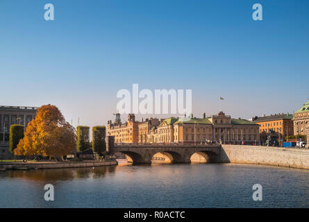 Stockholm, Schweden. Stadtbild Blick auf historische Gebäude auf Stromgaten, mit norrbro Bogenbrücke im Zentrum von Stockholm an einem sonnigen Herbsttag. Stockfoto