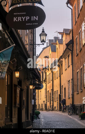 Engen, kopfsteingepflasterten Straße im historischen Altstadt Gamla Stan, Stockholm, Schweden Stockfoto