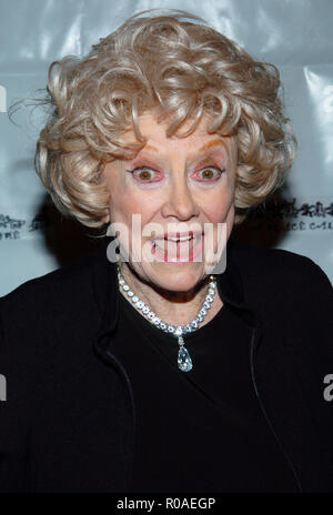 Phyllis Diller Ankunft auf dem Platz zu Hause anrufen, 11 Gala für die Kinder im Beverly Hilton in Los Angeles. Oktober 28, 2004. DillerPhyllis 020 Red Carpet Event, Vertikal, USA, Filmindustrie, Prominente, Fotografie, Bestof, Kunst, Kultur und Unterhaltung, Topix Prominente Fashion/Vertikal, Besten, Event in Hollywood Leben - Kalifornien, Roter Teppich und backstage, USA, Film, Stars, Film Stars, TV Stars, Musik, Promis, Fotografie, Bestof, Kunst, Kultur und Unterhaltung, Topix, headshot, vertikal, eine Person aus dem Jahr 2004, Anfrage tsuni @ Gamm Stockfoto