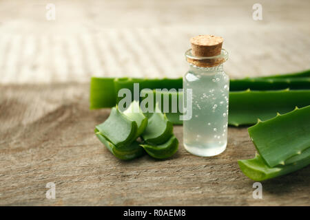 Aloe vera öl auf vintage Holz- Hintergrund Stockfoto