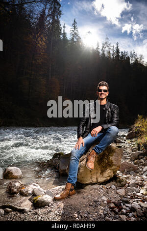 Wanderer vor einem River Valley Stockfoto