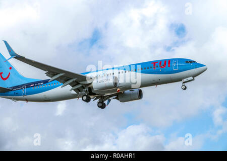 TUI-Flugzeug Boeing 737 TUI reist sich TUI-Flugzeug TUI-Landungsflugzeug an Stockfoto