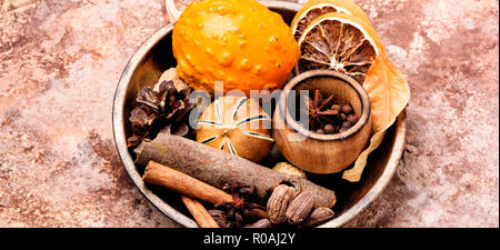 Gewürze und Zutaten für Herbst und Winter trinken Glühwein Stockfoto