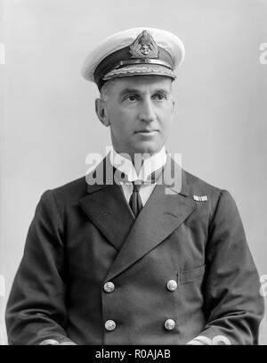 Portrait Foto am 27. Juli 1915 in einem Studio in London, Captain Charles William Bruton Royal Navy in voller Uniform. Zu dieser Zeit Kapitän Bewaffneter Kaufmann Criuser HMS Orcoma später Kapitän der HMS Terror, wenn TORPEDIERT und im Jahre 1917 später C.M.G. Strände Auch HMS Superb von Dezember 1919 bis März 1920. Stockfoto