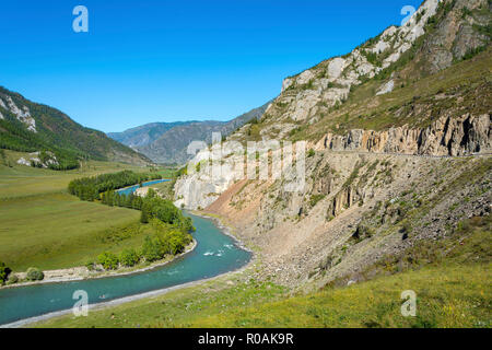 Blick auf den Fluss Chuya und Chui Fläche schneiden in den küstennahen Felsen, Republik Altai Stockfoto