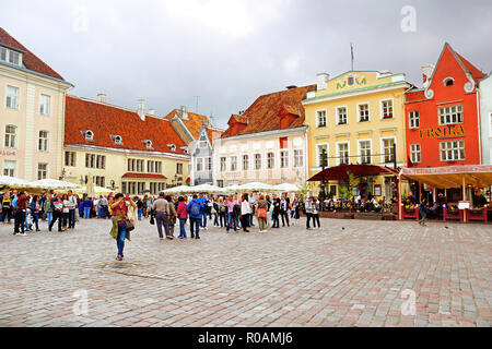 TALLINN, Estland - 30. AUGUST 2018: Unbekannter Menschen auf dem Rathausplatz Stockfoto