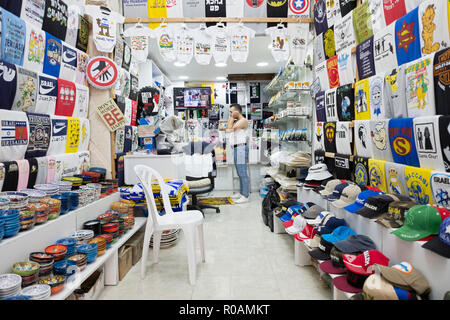 Ein arabischer Mann Betrieb ein Souvenir&t shirt Store in der Altstadt von Jerusalem, Pausen für die täglichen Gebete. Stockfoto