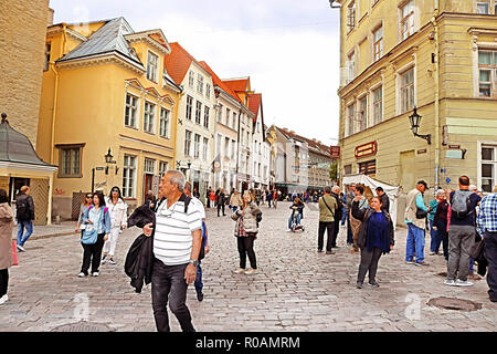 TALLINN, Estland - 30. AUGUST 2018: Blick auf Kullassepa Straße in der Altstadt von Tallinn. Stockfoto