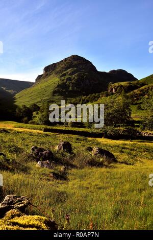 Eagle Crag und Sergeant's Crag von greenup Gill Stockfoto