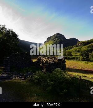 Eagle Crag und Sergeant's Crag von greenup Gill Stockfoto