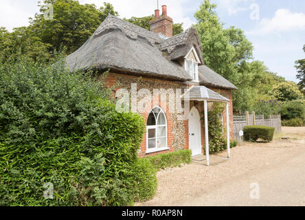 Flint und Thatch historischen Landhaus in Sutton, Suffolk, England, Großbritannien Stockfoto