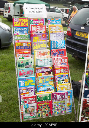 Flohmarkt Anzeige des gebrauchten Rätsel Zeitschriften, Suffolk, England, Großbritannien Stockfoto