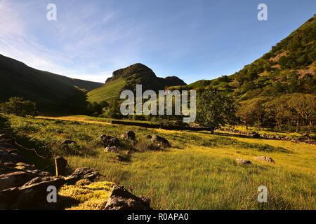 Eagle Crag und Sergeant's Crag von greenup Gill Stockfoto