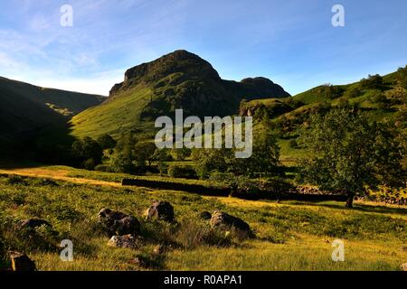 Eagle Crag und Sergeant's Crag von greenup Gill Stockfoto