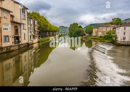 Reflexionen und Damm auf der Salat River im alten Dorf von Saint Girons. Ariege Frankreich Stockfoto