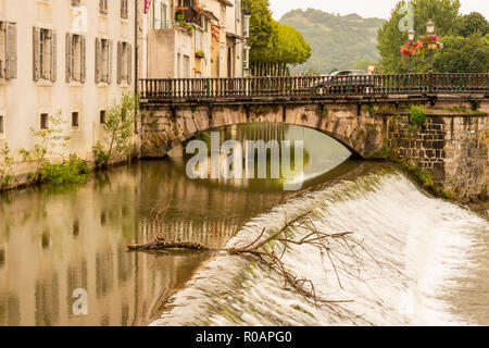 Arkaden und Dämme auf der Alten Brücke über den Fluss Salat durch das Dorf Saint Girons. Ariege Frankreich Stockfoto