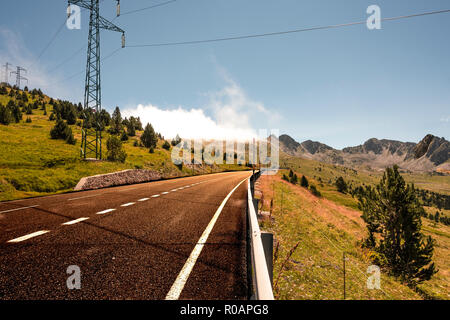 Panorama. Überquerung der Pyrenäen mit ihren grünen Hänge und geplagt mit Pinienwäldern. Europa Andorra Stockfoto