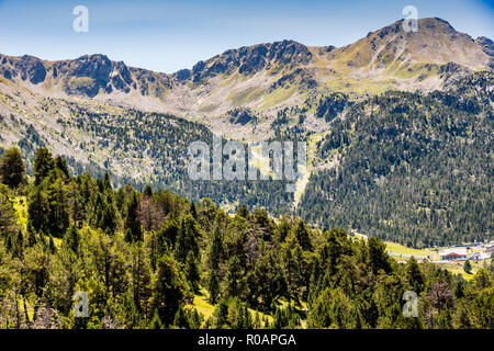 Hohe Gipfel der Pyrenäen mit ihren Felsen und grünen Hängen mit Pinienwäldern. Andorra Europa Stockfoto