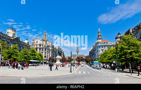 PORTO, Portugal, 20. JUNI 2013: Platz der Freiheit (Praça da Liberdade) in Porto, Portugal. Reiterstandbild von Dom Pedro IV im Vordergrund. Abschleppen Stockfoto