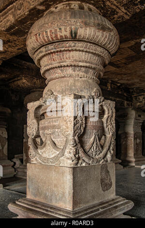 Felszeichnungen an der Säule, die in der Höhle 31, Ellora Höhlen, in der Nähe von Aurangabad, Maharashtra, Indien Stockfoto