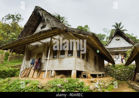 Traditionelle Holzhäuser mit dreieckigen Dach umgeben von grünen Wald in Kampung Naga Dorf, Tasikmalaya, West Java, Indonesien Stockfoto