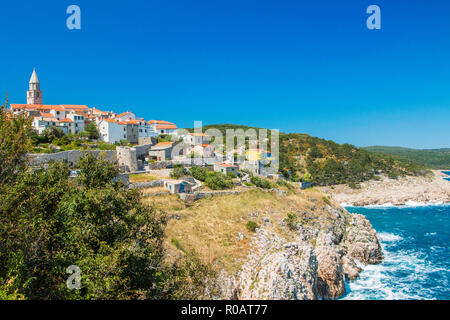 Adria Stadt Vrbnik auf Krk in Kroatien, Panoramaaussicht, Häuser auf den Felsen über dem Meer Stockfoto