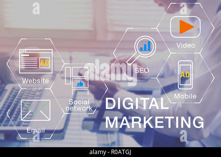 Digital Marketing Manager arbeiten an Social Media Network, Internet, Handy- und e-mail Werbung Kommunikation Kampagne mit SEO und pe-Pay Stockfoto